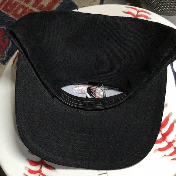 Atlanta Falcons Men’s Black SnapBack Hat Cap - Picture 2 of 3